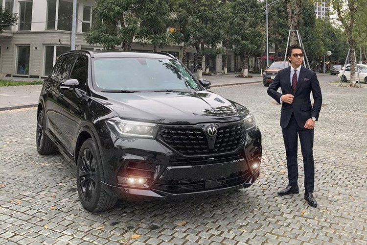 Giá xe Brilliance V7 mới là 738 triệu đồng tại Việt Nam, nó được cho là sẽ mang đến cho người mua tận hưởng được nhiều công nghệ tiện nghi và hỗ trợ lái hiện đại như xe sang. Tuy nhiên, khi mang trên mình thương hiệu Trung Quốc và chưa được kiểm chứng lăn bánh lâu dài, Brilliance vẫn sẽ khó có doanh số tốt trên thị trường ôtô Việt.