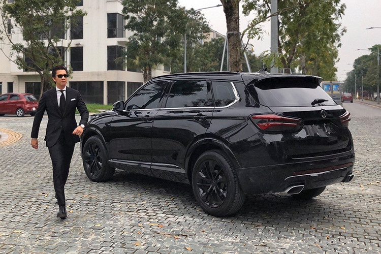 Về an toàn, Brilliance V7 được trang bị 6 túi khí, phanh ABS, kiểm soát lực kéo (TCS), cân bằng điện tử (ESP), khởi hành ngang dốc, hỗ trợ xuống dốc, cùng nhiều trang bị an toàn cao cấp như hệ thống: Cảnh báo va chạm phía trước (FCW) và hỗ trợ phanh khẩn cấp chủ động (EBD). 