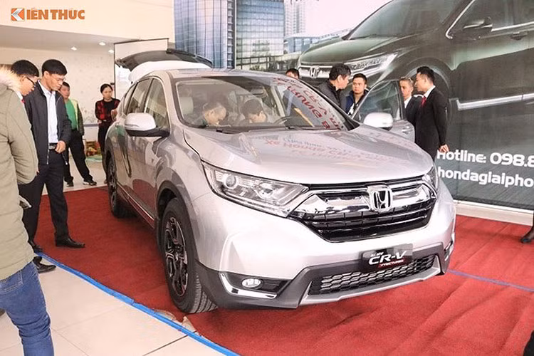 Trong tháng này, Honda CR-V 2018 bất ngờ quay trở lại top xe bán chạy nhất Việt Nam với doanh số 867 chiếc. Mặc dù thời gian qua, đã có không ít những lùm xùm về lỗi gỉ sét trên mẫu xe này - nhưng nó vẫn khá "hot", thậm chí nhiều đại lý xe ôtô Honda tại Việt Nam "cháy hàng".