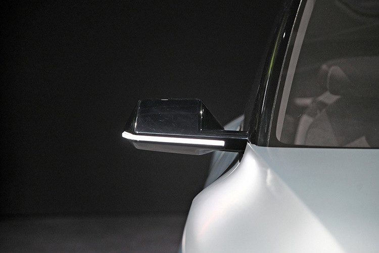 Tuy là xe concept nhưng SUV điện Kia EV5 lại dùng gương chiếu hậu truyền thống thay vì camera kỹ thuật số. Ốp gương chiếu hậu được sơn màu đen bóng và tích hợp dải đèn LED. Bên dưới gương chiếu hậu là đường dập gân kéo dài từ đèn pha đến cửa trước và từ cửa sau đến đèn hậu. Các cột của xe đều được sơn màu đen bóng, tạo hiệu ứng nóc trôi nổi.