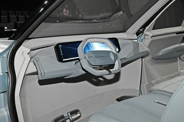 Thêm vào đó là vô lăng hình lục giác, màn hình cỡ lớn trên mặt táp-lô và cửa sổ trời toàn cảnh Panorama. Vì là xe concept nên Kia EV5 không có những nút bấm cơ học trên vô lăng hay mặt táp-lô. Ở giữa 2 ghế trước cũng không có cụm điều khiển trung tâm như thường thấy.