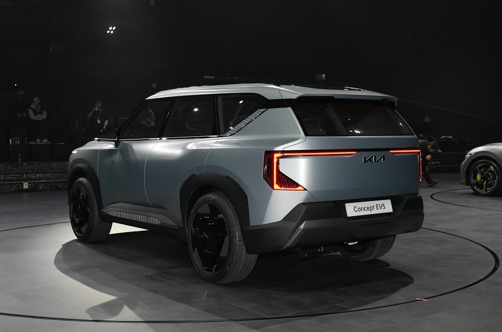 Phần đầu xe là cụm đèn pha hình tam giác với những thấu kính nhỏ. Cụm đèn pha được bao quanh bằng dải đèn LED định vị ban ngày. Tương tự một số mẫu xe Kia đời mới, dải đèn LED định vị ban ngày của Kia EV5 lấy cảm hứng thiết kế từ bản đồ sao. Bên dưới hốc gió trung tâm hình thang rộng với viền dày dặn, tạo cảm giác hầm hố cho khu vực đầu xe. Trên nắp ca-pô lại có những đường dập gân ấn tượng.