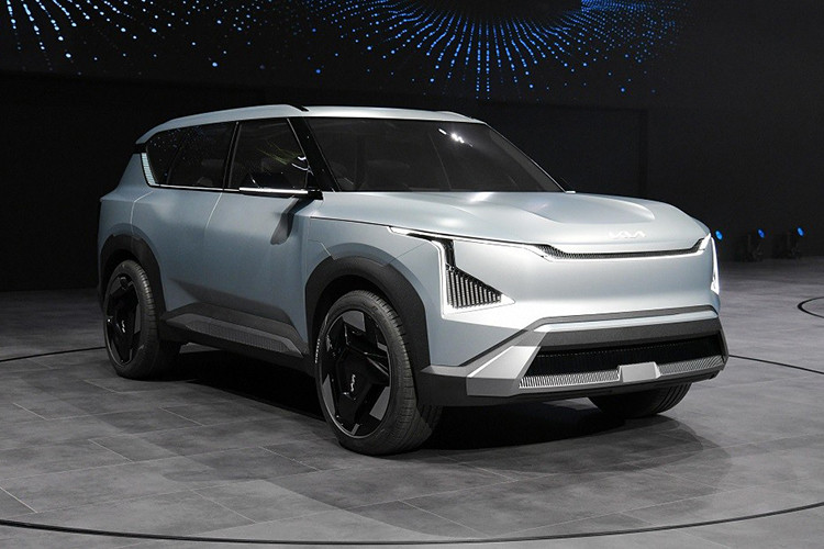 Tương tự EV6 và EV9, Kia EV5 cũng là SUV thuần điện, chạy hoàn toàn bằng pin. So với EV9, Kia EV5 2023 chạy điện có kích thước nhỏ hơn và thuộc phân khúc SUV cỡ trung cạnh tranh với Vinfast VF8. Do đó, mẫu xe này trông như phiên bản thu nhỏ của Kia EV9 Concept.