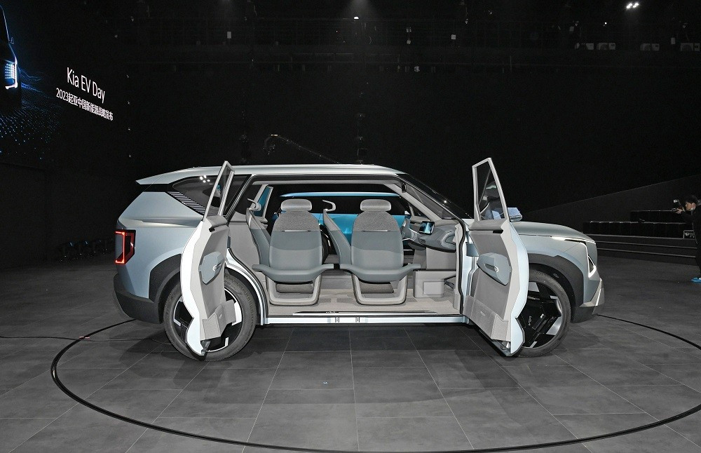 Chưa hết, Kia EV5 còn có ốp cua lốp bằng nhựa màu đen nổi bật và bộ vành hợp kim 3 chấu, phay xước 2 màu. Bộ vành này có thiết kế khí động lực học, giống với loại dùng cho Kia EV9. Đằng sau Kia EV5 là cụm đèn hậu LED nằm dọc và 2 dải đèn LED thanh mảnh nằm vắt ngang trên cửa cốp. Trong khi đó, cản sau của xe được sơn màu đen, tích hợp bộ khuếch tán gió giả. 