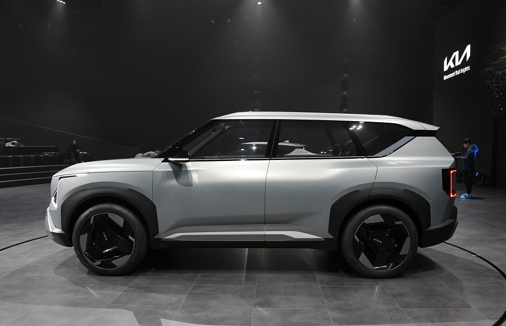 Ra đời dựa trên cơ sở gầm bệ E-GMP của tập đoàn mẹ Hyundai, mẫu xe concept này được áp dụng ngôn ngữ thiết kế Opposites United mới của thương hiệu Kia. Xe được trang bị khu vực giữa đầu xe đóng kín, không có lưới tản nhiệt. Phía trên là khe gió hẹp được bao quanh bằng dải đèn LED định vị ban ngày. 