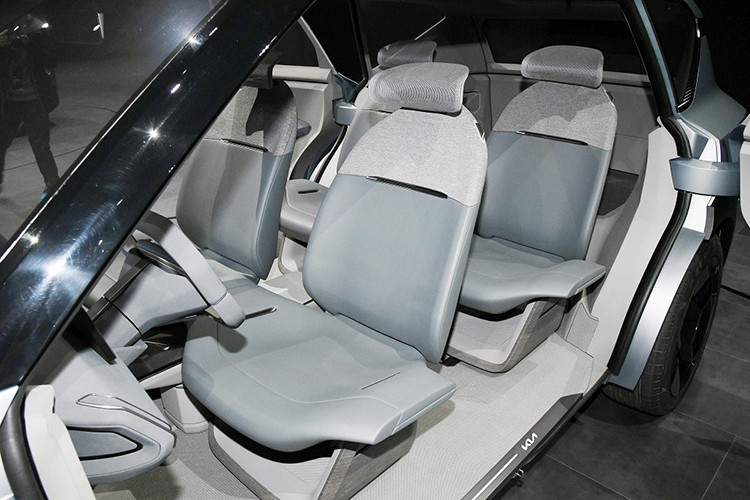 Cũng như ngoại thất, nội thất của Kia EV5 được thiết kế theo phong cách tối giản và phù hợp với xe concept. Tại đây, xe được trang bị nội thất 3 hàng ghế với 4 ghế trước được bọc da pha nỉ, phối 2 màu và có thể xoay ra cửa. Ở phía sau hàng ghế thứ hai còn có thêm một ghế dài, xoay về phía cửa cốp. Người dùng có thể mở cửa cốp và ngồi ở đây để ngắm cảnh.