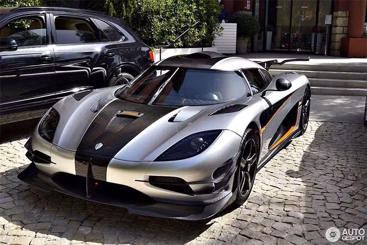  Siêu xe Koenigsegg One:1 là một siêu phẩm của hãng ôtô Thuỵ Điển. Xe chỉ nặng 1.341 kg (1,3 tấn) và sở hữu tỷ lệ công suất/trọng lượng 1 mã lực/1 kg rất hoàn hảo - đây cũng chính là lý do nó mang cái tên ''One:1''. Ngoài One:1, trên thế giới chỉ một siêu xe khác có cùng tỷ lệ vàng này là Hennessey Venom GT của hãng độ xe Mỹ - Hennessey.