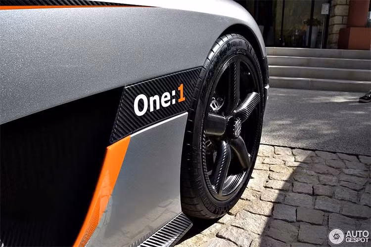 Ban đầu, hãng siêu xe Koenigsegg dự kiến chỉ bán khoảng 6 chiếc One:1 với giá khoảng 1,5 triệu USD, nhưng do nhu cầu của khách hàng cao hãng quyết định bán luôn chiếc One:1 prototype phiên bản chạy thử nghiệm.