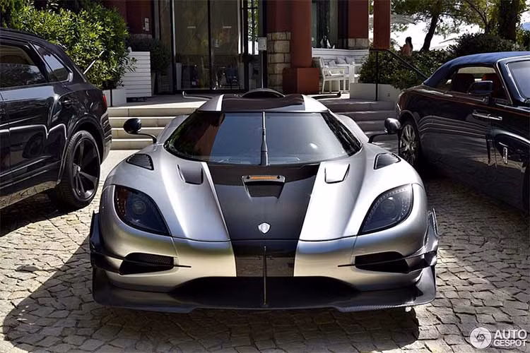 Mới đây, một trong 7 chiếc Koenigsegg One: 1 được sản xuất trên toàn thế giới đã được trang EPCSupercars bắt gặp và ghi hình tại khách sạn Roquebrune Cap Martin, công quốc Monaco khiến nhiều fan của dòng xe này "phát cuồng" bởi nó rất ít khi lộ diện trên đường phố.