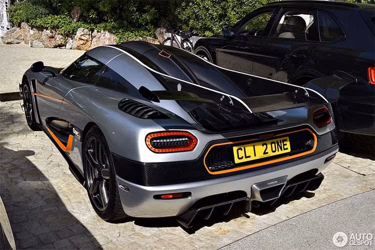 Về động cơ, siêu xe Thuỵ Điển được trang bị động cơ xăng V8, dung tích 5.0 lít sử dụng hệ thống tăng áp kép và lắp hộp số ly hợp kép 7 cấp. Nhờ đó, xe cho công suất tối đa 1.341 mã lực và mô-men xoắn cực đại đạt 1.371 Nm (1.011 lb-ft) - xe có mức công suất tương đương với 1 megawatt.