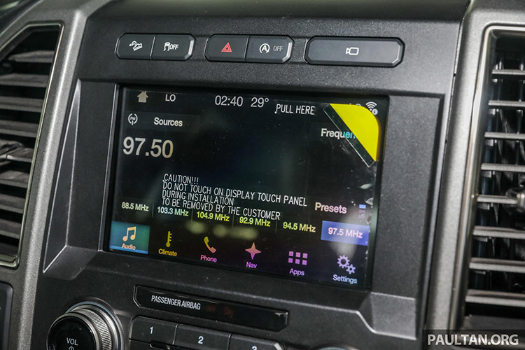 Các trang bị khác của mẫu xe bán tải cỡ lớn này bao gồm; mã khóa của “Securi Code”, cảnh báo điểm mù, cảnh báo phương tiện cắt ngang... và hệ thống quản lí địa hình Terrain Management System với 6 chế độ lái.