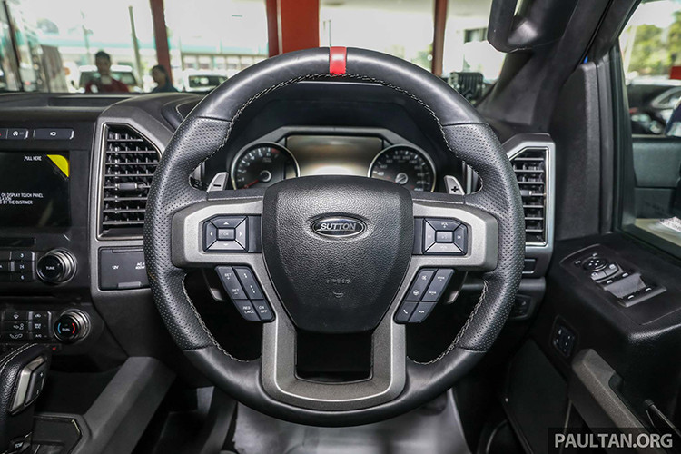 Khách hàng cũng có thể yêu cầu thêm các tùy chọn như ghế chỉnh điện 10 hướng có chức năng sưởi, làm mát và nhớ vị trí, hệ thống thông tin giải trí với màn hình 8 inch, camera 360 độ và điều hòa tự động hai vùng.