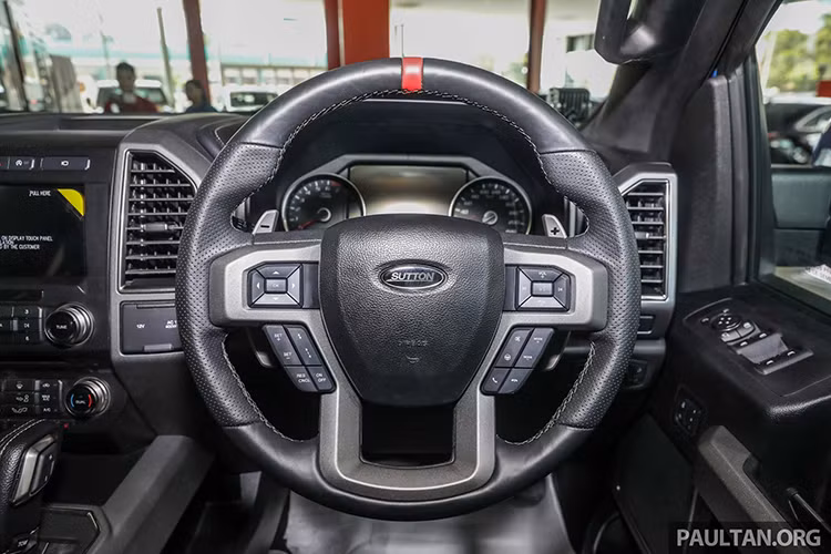 Khách hàng cũng có thể yêu cầu thêm các tùy chọn như ghế chỉnh điện 10 hướng có chức năng sưởi, làm mát và nhớ vị trí, hệ thống thông tin giải trí với màn hình 8 inch, camera 360 độ và điều hòa tự động hai vùng.