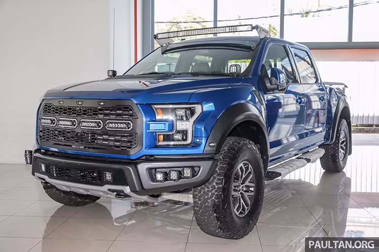 Cụ thể, mẫu xe bán tải Ford F-150 Raptor mới sẽ được lắp ráp tại Kedah, Malaysia và mỗi chiếc xe đều phải trải qua quá trình chuyển đổi tay lái bởi bộ phận bespoke từ hãng Clive Sutton (một hãng độ đến từ Anh Quốc).