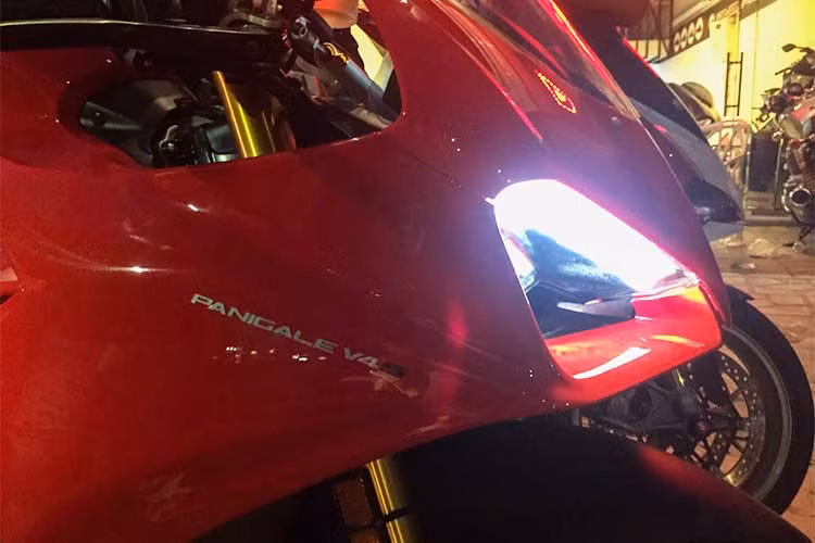 Chiếc xe chiếc xe sở hữu thiết kế có thể bao quát trong 2 mặt chính với phần ngoại thất hết sức hào nhoáng khiến bất ky tín đồ đam mê môtô thao nào nhìn vào cũng phải mê mẩn. Nó được nâng cấp từ "đàn anh" 1299 Panigale hiện tại và có khá nhiều nét chung với dòng Supersport. 