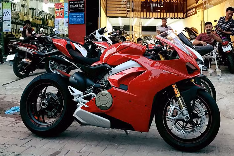 Chiếc Ducati Panigale V4S đầu tiên đã cập bến Việt Nam qua đại lý nhập khẩu tư nhân tại TP HCM và được một biker tại Hà Nội đặt mua. Theo chia sẻ của biker này, số tiền mà anh bỏ ra để đặt xe vào khoảng 70.000 USD (tương đương 1,6 tỷ đồng). Tại thị trường quốc tế, Panigale V4 S có giá hơn 45.800 USD.
