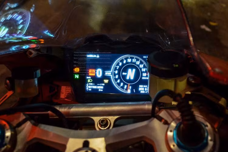 Hàng loạt công nghệ hiện đại trên xe như hệ thống điều khiển lực kéo (DTC EVO), hệ thống ổn định điện tử (DSC), kiểm soát "bốc đầu" (DWC EVO), hỗ trợ "đề pa" (DPL) thế hệ mới, hệ thống hỗ trợ drift khi phanh Ducati Slide Control (DSC), chống bó cứng phanh biến thiên khi ôm cua cho bánh trước, bộ đo và phân tích thông số 6 trục (6-axis Inertial Measurement Unit - 6D IMU),...