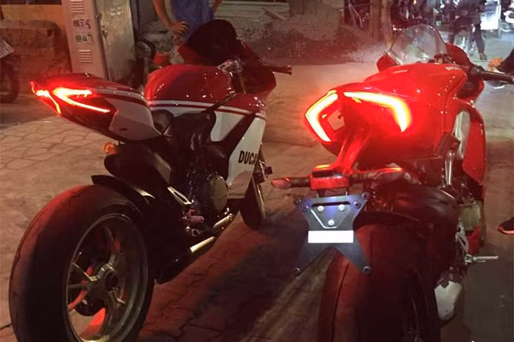 Khối động cơ của siêu môtô này được hãng xe máy Ducati đặt nghiêng về phía sau 42 độ nhằm tối ưu phân bổ trọng lượng chiếc xe, tăng tính ổn định và thêm không gian cho bộ tản nhiệt cỡ lớn phía trước. Điều đó đồng nghĩa với việc động cơ là phần chịu lực chính trên Ducati Panigale V4 S.