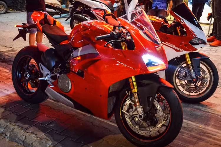 Phiên bản được đưa về Việt Nam là Ducati Panigale V4 S. Với mức giá sở hữu siêu môtô lên đến hơn 1,6 tỷ đồng, mẫu xe này có giá đắt ngang nhiều chiến xe hơi hạng sang trên thị trường hiện nay và cũng là chiếc đầu tiên được nhập về Việt Nam trước cả nhà phân phối chính hãng.