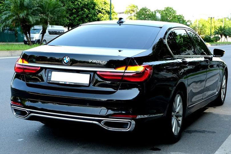 Tại Việt Nam, BMW 730Li hiện đã ra mắt thế hệ mới. Tuy nhiên những chiếc sedan hạng sang BMW 730Li 2016 đời cũ đã qua sử dụng vẫn không hề hết đi độ "hot" và được nhiều khách hàng quan tâm. Chiếc 730Li đời 2016 chào bán tại TP HCM trong bài viết này là một ví dụ, khi sở hữu ngoại hình cùng các chi tiết khá bắt mắt.