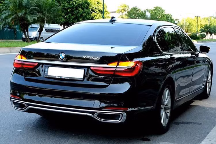 Tại Việt Nam, BMW 730Li hiện đã ra mắt thế hệ mới. Tuy nhiên những chiếc sedan hạng sang BMW 730Li 2016 đời cũ đã qua sử dụng vẫn không hề hết đi độ "hot" và được nhiều khách hàng quan tâm. Chiếc 730Li đời 2016 chào bán tại TP HCM trong bài viết này là một ví dụ, khi sở hữu ngoại hình cùng các chi tiết khá bắt mắt.