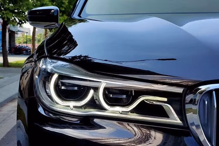 Thuộc phiên bản "thân dài" 730Li có chiều dài lên tới 5,238mm - lớn hơn so với các bản BMW 7 Series thế hệ thứ 6 khác. Ngoại hình của chiếc xe cũng không có khác biệt đáng kể nào so với bản trước đó, với một số điểm nhấn như đèn pha Adaptive LED có khả năng điều chỉnh góc chiếu theo hướng đánh lái, các chi tiết mạ chrome...