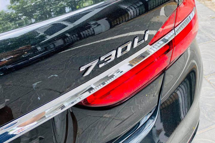 So với các phiên bản cao cấp hơn, 730Li có mâm nhỏ hơn với đường kính chỉ 18 inch với thiết kế hình chữ V, sử dụng lốp Runflat có khả năng tiếp tục chạy khi bị đinh đâm vào. Xe cũng nhẹ hơn gần 136 kg so với thế hệ trước, đồng thời độ cứng và khí động học được cải thiện đáng kể giúp bảo vệ hành khách tốt hơn khi xảy ra va chạm.