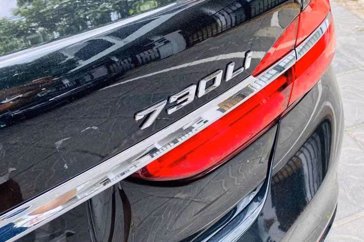 So với các phiên bản cao cấp hơn, 730Li có mâm nhỏ hơn với đường kính chỉ 18 inch với thiết kế hình chữ V, sử dụng lốp Runflat có khả năng tiếp tục chạy khi bị đinh đâm vào. Xe cũng nhẹ hơn gần 136 kg so với thế hệ trước, đồng thời độ cứng và khí động học được cải thiện đáng kể giúp bảo vệ hành khách tốt hơn khi xảy ra va chạm.