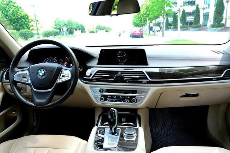 Sự đơn giản và vẫn sang trọng tiếp tục được BMW thể hiện ở phần nội thất trên dòng 7 series thế hệ thứ 6. Chính giữa bảng táp lô là một màn hình cảm ứng sắc nét 10,25 inch với công nghệ cảm ứng điện dung Touch Display, các thao tác với bảng điều khiển này cũng dễ dàng và đơn giản thông qua hệ thống nút bấm hoặc nút điều khiển thông minh iDrive hình tròn với công nghệ cảm ứng nằm ở khu vực gần cần số.