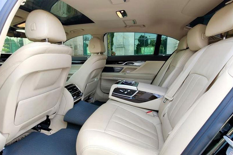 Một số trang bị hấp dẫn khác trên 730Li 2016 gồm rèm che nắng cùng ghế có sưởi cho tất cả các hàng ghế, cửa hít tự đóng, chìa khóa thông minh kèm màn hình BMW Display Key, hệ thống đóng mở không cần chìa khóa Comfort Access... Ngoài ra, chiếc xe cũng được trang bị sẵn hệ thống âm thanh cao cấp từ hãng Harman/Kardon.