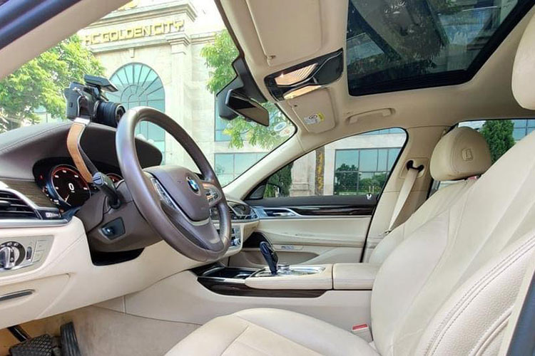 Bên cạnh đó Hệ thống điều khiển bằng cử (BMW Gesture Control) lần đầu xuất hiện trên mẫu xe BMW sử dụng công nghệ cảm biến ba chiều để nhận diện các cử chỉ tay của người dùng trước bảng điều khiển trung tâm và chuyển đổi thành câu lệnh. Hệ thống BMW Gesture Control cung cấp 04 chỉ lệnh được lập trình sẵn và 01 lệnh còn lại do người lái tự thiết lập riêng theo ý thích. Thêm vào đó là hệ thống dẫn đường chuyên dụng BMW Navigation Professional giúp việc di chuyển dễ dàng hơn.