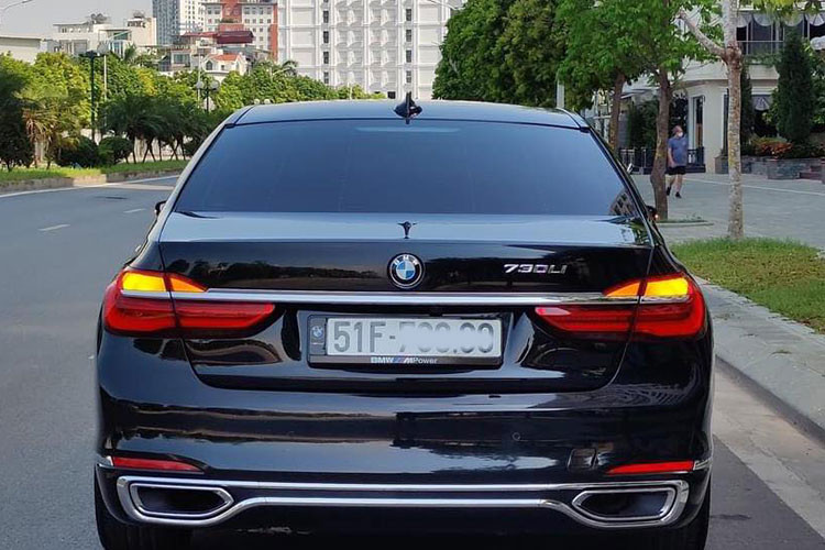 Với BMW 730Li 2016, người lái có thể tăng chiều cao gầm lên 20mm, trong các chế độ lái Sport, Comfort và Comfort +, xe sẽ tự động hạ gầm xuống 10mm khi đạt đến một tốc độ nhất định. Khả năng điều khiển của mẫu xe BMW 730Li cũng khá linh hoạt nhờ vào hệ thống trợ lực lái thông minh, bánh sau có khả năng đánh lái nhẹ và hệ thống treo khí nén...