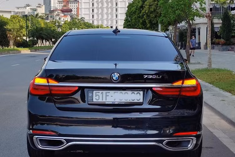 Với BMW 730Li 2016, người lái có thể tăng chiều cao gầm lên 20mm, trong các chế độ lái Sport, Comfort và Comfort +, xe sẽ tự động hạ gầm xuống 10mm khi đạt đến một tốc độ nhất định. Khả năng điều khiển của mẫu xe BMW 730Li cũng khá linh hoạt nhờ vào hệ thống trợ lực lái thông minh, bánh sau có khả năng đánh lái nhẹ và hệ thống treo khí nén...