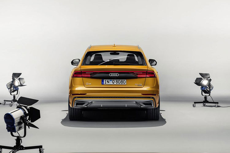 Tuy nhiên, phần sườn của Audi Q8 2019 mới thể hiện rõ sự thể thao. Tại đây, mẫu SUV hạng sang đầu bảng của Audi được trang bị nóc dốc về phía sau và cột C ngả sâu. Kính cửa sổ của Audi Q8 mới khá nhỏ gọn trong khi cửa sổ không viền càng làm tăng thiết kế như xe coupe của mẫu SUV hạng sang này.