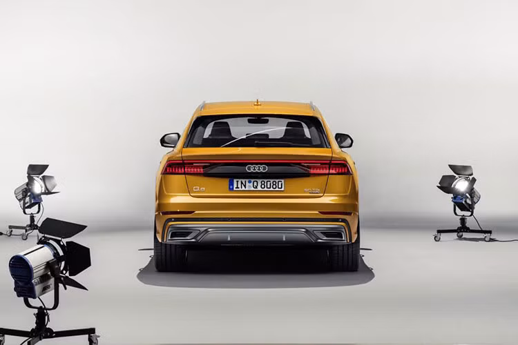 Tuy nhiên, phần sườn của Audi Q8 2019 mới thể hiện rõ sự thể thao. Tại đây, mẫu SUV hạng sang đầu bảng của Audi được trang bị nóc dốc về phía sau và cột C ngả sâu. Kính cửa sổ của Audi Q8 mới khá nhỏ gọn trong khi cửa sổ không viền càng làm tăng thiết kế như xe coupe của mẫu SUV hạng sang này.