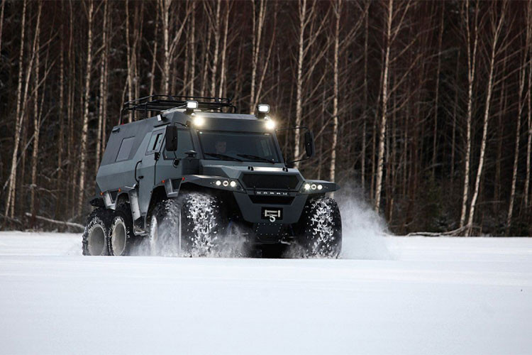 So với “ông vua địa hình” Mercedes-Benz G63, chiếc siêu xe địa hình ngoài khả năng off-road tốt, di chuyển qua vùng sình lây và điều đặc biệt là có thể di chuyển dưới nước, điều mà hãng xe Đức Mercedes-Benz cần phải trang bị thêm tính năng này cho G63 của mình.