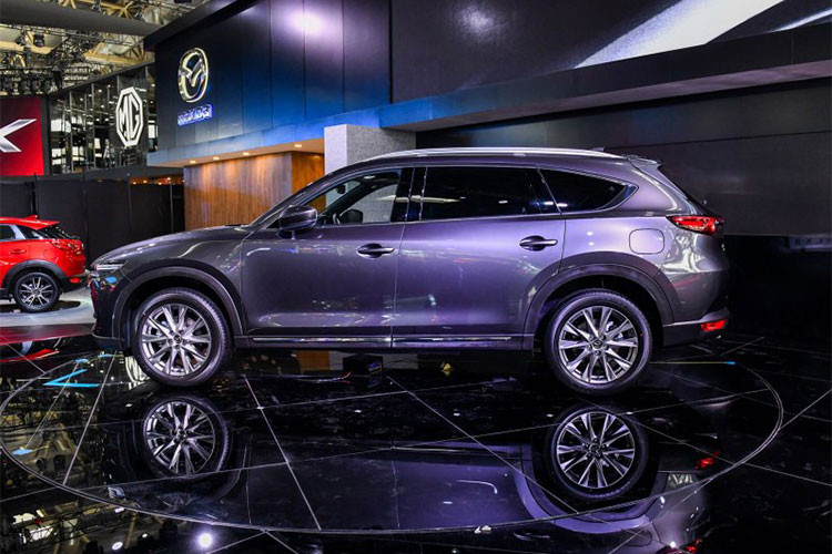 Xe sở hữu chiều dài tổng thể 4.900 m, rộng 1.840 mm, cao 1.730 mm và chiều dài cơ sở 2.930 mm. So với CX-5, nó có chiều dài tổng thể nhỉnh hơn 350 mm nhưng lại ngắn hơn CX-9. Ngoài ra, Mazda CX-8 còn hẹp hơn 129 mm nhưng chiều dài cơ sở tương đương CX-9.