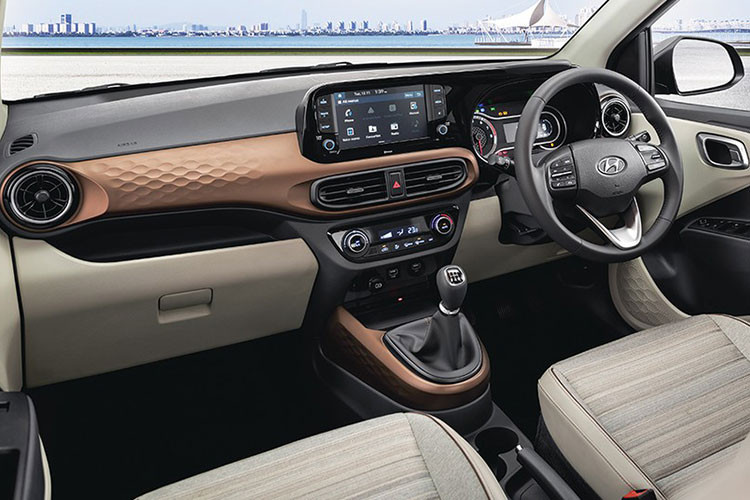 Tương tự ngoại thất, nội thất của Hyundai Aura 2021 tại thị trường Ấn Độ cũng chỉ được nâng cấp nhẹ. Tại đây, chúng ta sẽ thấy hộc đựng găng tay làm mát tiêu chuẩn mới ở mọi bản trang bị.