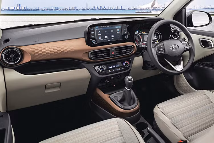 Tương tự ngoại thất, nội thất của Hyundai Aura 2021 tại thị trường Ấn Độ cũng chỉ được nâng cấp nhẹ. Tại đây, chúng ta sẽ thấy hộc đựng găng tay làm mát tiêu chuẩn mới ở mọi bản trang bị.