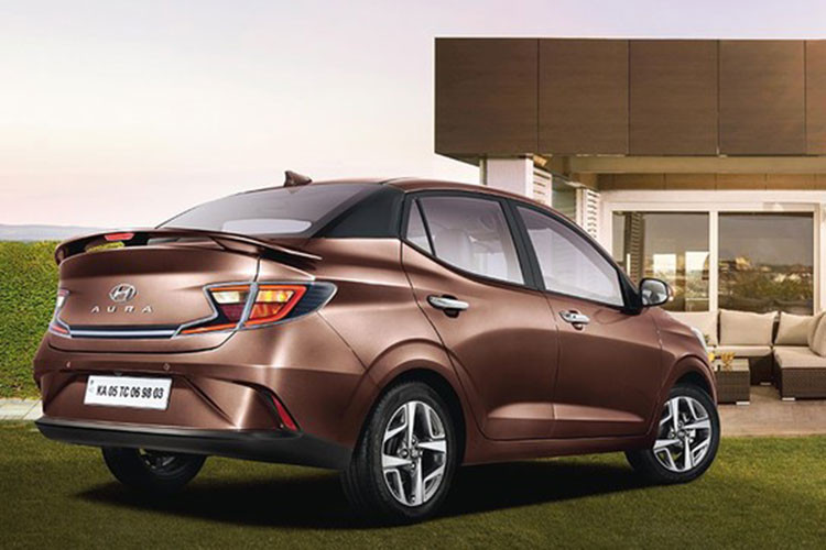 Bước sang phiên bản nâng cấp, mẫu xe sedan Hyundai Grand i10 2021 mới được bổ sung cánh gió đuôi mới, tích hợp đèn phanh trên cao, ở 4 bản trang bị S, SX, SX(+) và SX(O).