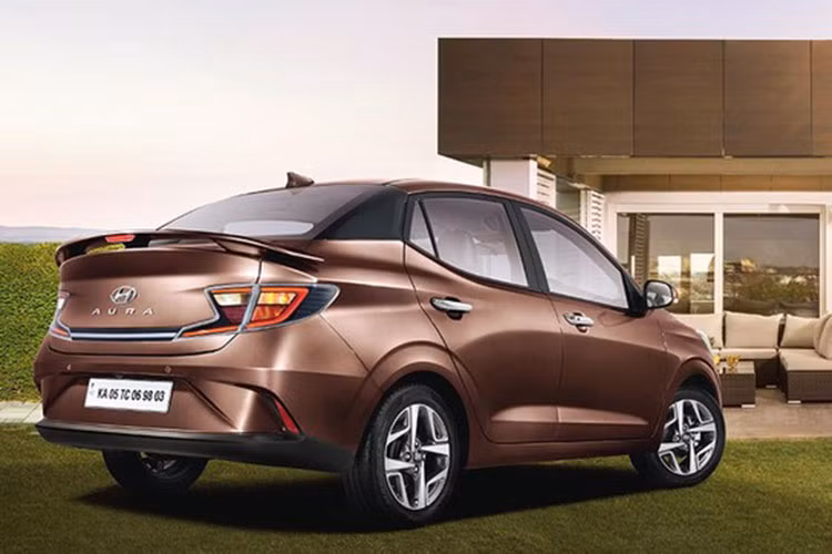 Bước sang phiên bản nâng cấp, mẫu xe sedan Hyundai Grand i10 2021 mới được bổ sung cánh gió đuôi mới, tích hợp đèn phanh trên cao, ở 4 bản trang bị S, SX, SX(+) và SX(O).