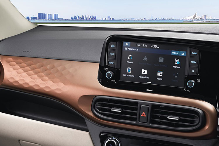 Ngoài ra, ở bản SX(O) cao cấp nhất, Hyundai Aura 2021 còn có vành hợp kim 15 inch, màn hình trung tâm hỗ trợ kết nối với điện thoại thông minh qua Android Auto và Apple CarPlay, vô lăng bọc da, màn hình đa thông tin 5,3 inch trong bảng đồng hồ, điều hòa tự động với cửa gió hàng ghế sau cũng như hệ thống kiểm soát hành trình.