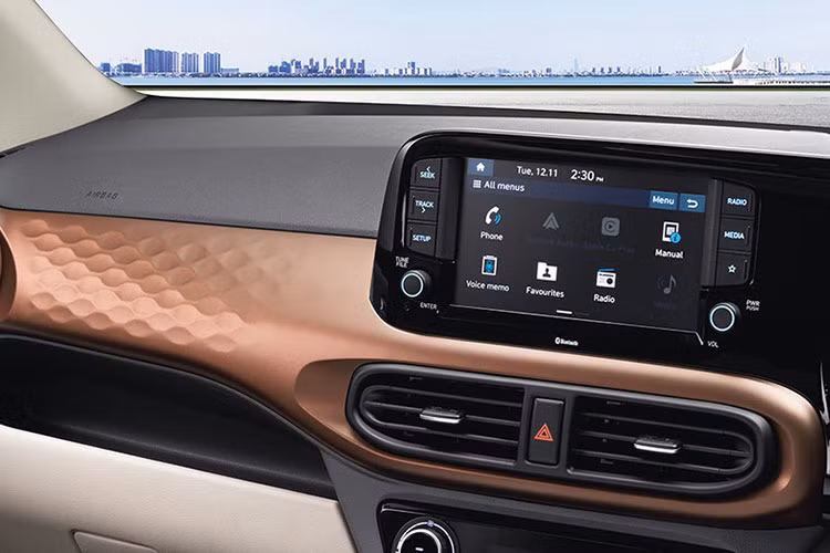 Ngoài ra, ở bản SX(O) cao cấp nhất, Hyundai Aura 2021 còn có vành hợp kim 15 inch, màn hình trung tâm hỗ trợ kết nối với điện thoại thông minh qua Android Auto và Apple CarPlay, vô lăng bọc da, màn hình đa thông tin 5,3 inch trong bảng đồng hồ, điều hòa tự động với cửa gió hàng ghế sau cũng như hệ thống kiểm soát hành trình.