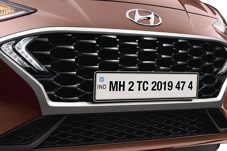 Riêng bản tiêu chuẩn E sẽ không có cánh gió đuôi mới. Trang bị này mang đến thiết kế thể thao hơn cho phiên bản sedan của dòng Hyundai Grand i10.