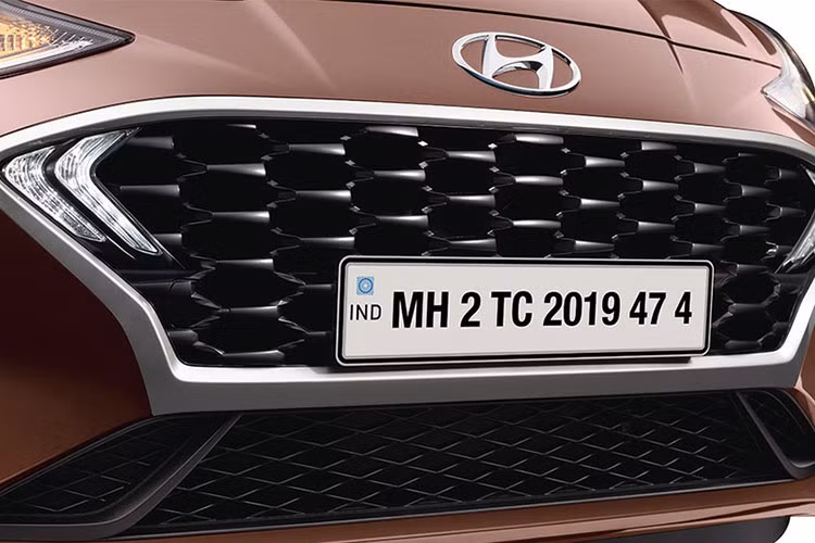 Riêng bản tiêu chuẩn E sẽ không có cánh gió đuôi mới. Trang bị này mang đến thiết kế thể thao hơn cho phiên bản sedan của dòng Hyundai Grand i10.