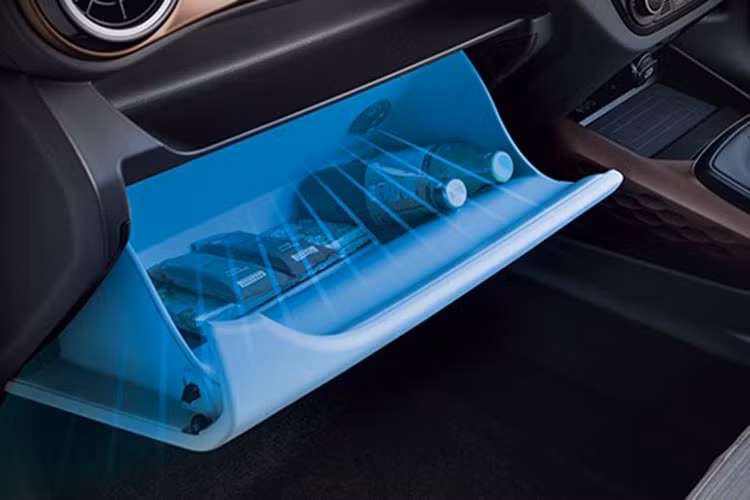 Thêm vào đó là đầu 2 DIN ở bản E và S. Chỉ 3 bản SX, SX+ và SX(O) cao cấp mới có màn hình thông tin giải trí dạng cảm ứng 8 inch. Những tính năng như điều hòa tự động và sạc điện thoại thông minh không dây sẽ dành riêng cho 2 bản cao cấp nhất.