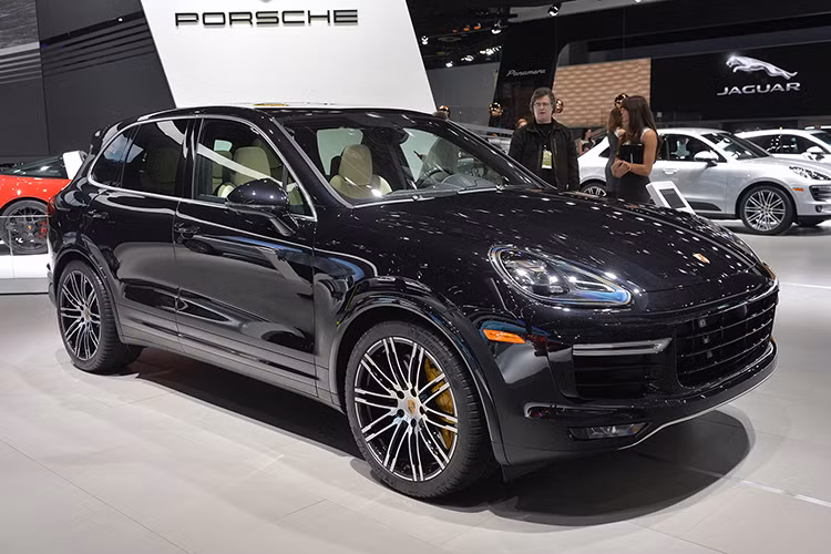 Thêm một thương hiệu xe sang Đức góp mặt với mẫu Porsche Cayenne Turbo S sở hữu khối động cơ mạnh mẽ 570 mã lực, có khả năng tăng tốc 0-100km/h chỉ trong 3,8 giây và có thể đạt tốc độ tối đa 283 km/h.