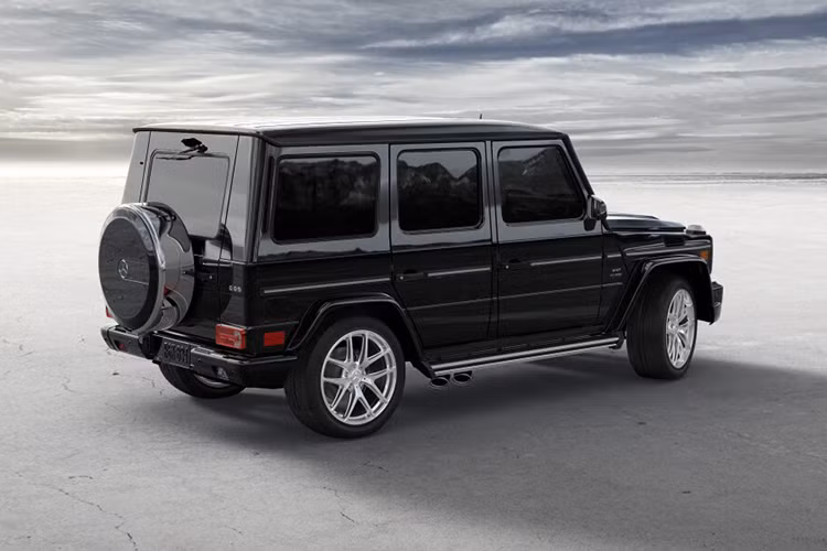 Đằng sau vẻ ngoài lầm lì này là một động cơ V12 twin-turbo 6.0L cho công suất tương đương 604 sức ngựa. Mô-men xoắn cực đại siêu lớn, 1000 Nm. Truyền tải sức mạnh đó là bộ truyền dẫn tự động AMG Speedshift Plus 7 tốc. Sức mạnh được trang bị đủ để tăng tốc từ 0-100 km/h trong 4.4 giây trước khi đạt giới hạn điện tử 276 km/h.