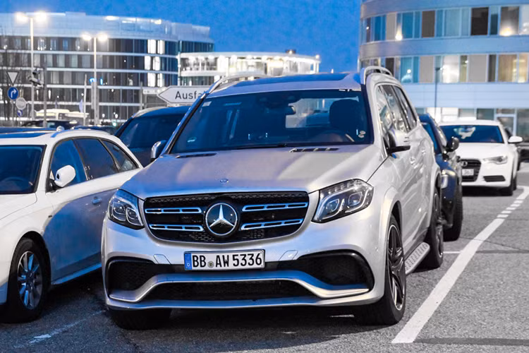 Mercedes-Benz -AMG GLS63: Tương tự như mẫu xe GLE63 S xếp hạng ở phía trên, xe sở hữu khối động cơ mạnh mẽ 577 mã lực, là một trong khối động cơ mạnh mẽ nhất của hãng Mercedes-Benz hiện nay.
