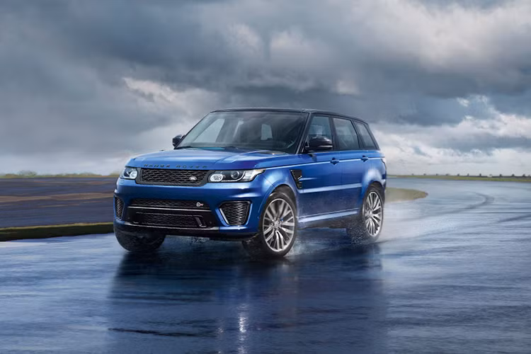 Tiếp đến cũng là một mẫu xe Range Rover mang tên Sport SVR - xe sử dụng động cơ 550 mã lực và hộp số dẫn động giống SVAutobiography Dynamic. Ngoài ra xe được thiết kế mạnh mẽ với những nét thể thao.